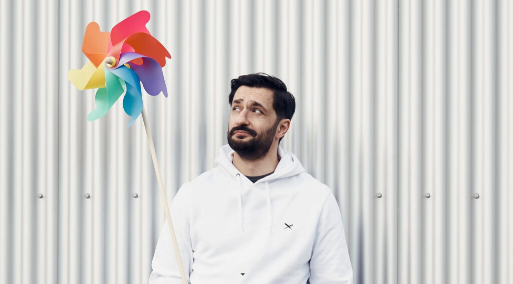 Sulaiman Masomi tritt im Rahmen der Interkulturellen Woche mit seinem Programm "kunterbunt & farbenblind" in Ahaus auf. Foto: Marvin Ruppert