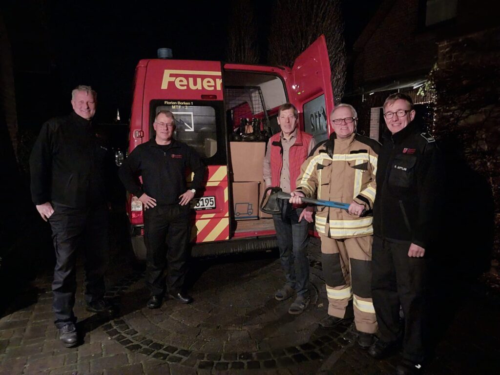 Karl Peters (Mitte) übergab die Sachspenden an die Kameraden der Feuerwehr aus Borken.