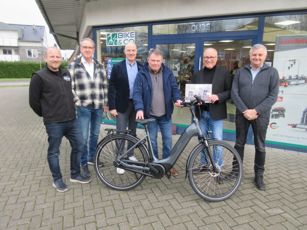 Der Wessumer Christian Enk hat den Hauptpreis aus dem Adventskalender des Lions-Club Nordwestmünsterland, ein E-Bike, gewonnen. Neben dem Gewinner sind Außerdem sind Björn Salomon (Präsident), Hermann Grünewald, Hermann van den Berg, Jürgen van Weyck und Peter Müller (alle Lions Club Westmünsterland), die bei der Übergabe dabei waren, auf dem Foto zu sehen.