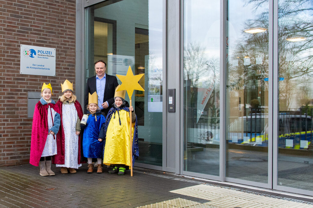 Landrat Dr. Kai Zwicker begrüßte die Sternsinger vor der Kreispolizeibehörde.