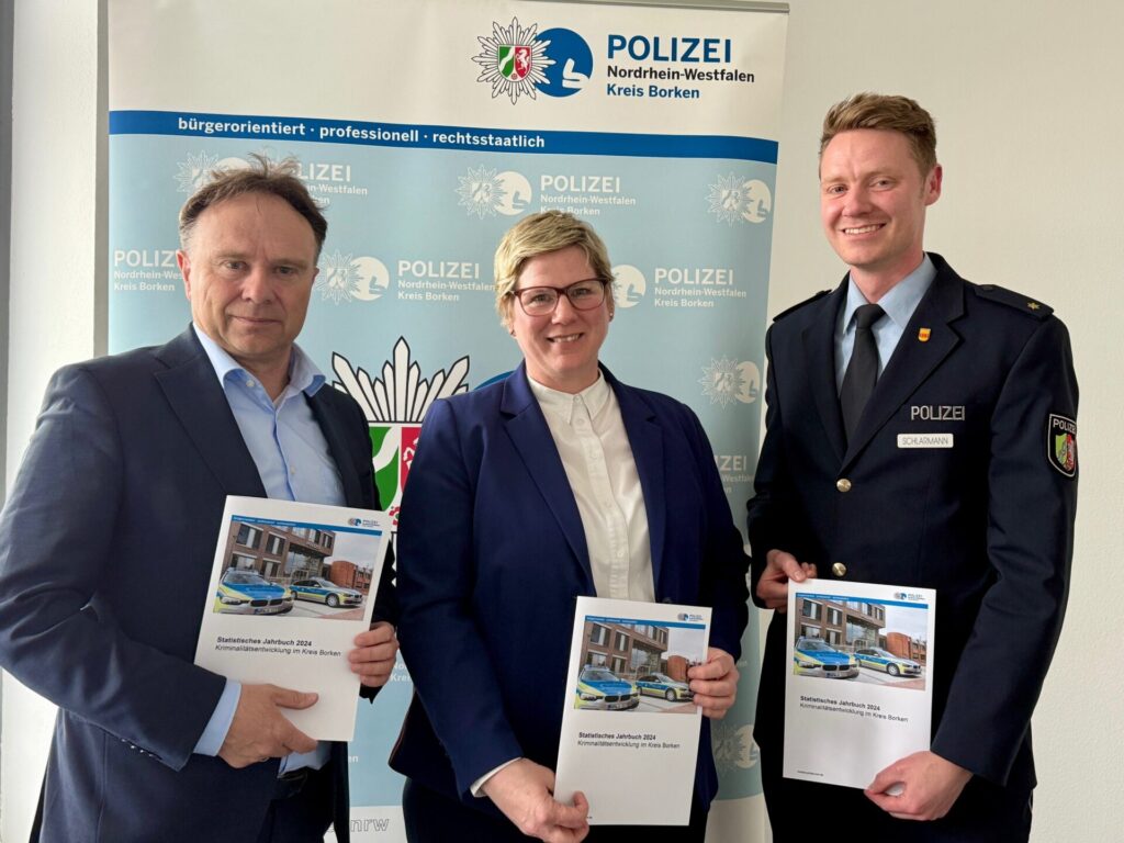 Landrat Dr. Kai Zwicker (v.l.), Corinna Dimmers-Janning (Leiterin der Direktion Kriminalität) und Jan Schlarmann (Leiter der Führungsstelle Gefahrenabwehr/Einsatz) stellten die Kriminalitätsstatistik für den Kreis Borken vor.