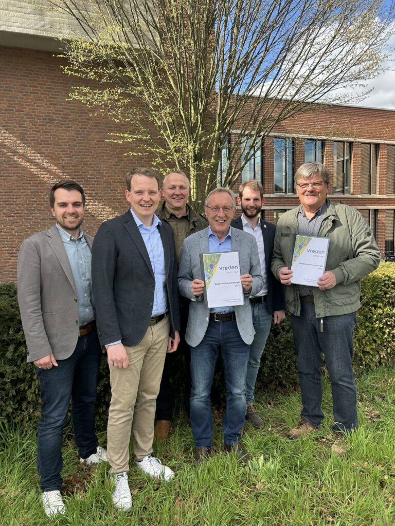 Der Erste Beigeordnete Fadi Rajab, Bürgermeister Dr. Tom Tenostendarp, Antonius Bengfort (Hegering), Heinrich Wildenhues (Ausschussvorsitzender), Lucas Althoff (Leitung Abteilung Umwelt und Recht) und Josef Levering (Förderverein Kulturlandschaft Vreden) freuen sich über die neue Biodiversitätsstrategie der Stadt Vreden.
