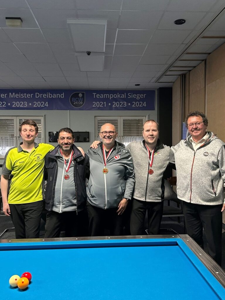 Am Ende eines langen Billard-Wochenendes holte sich Björn Bienhüls (2.v.r.) die Bronzemedaille bei der Landeseinzelmeisterschaft in der 1. Klasse.