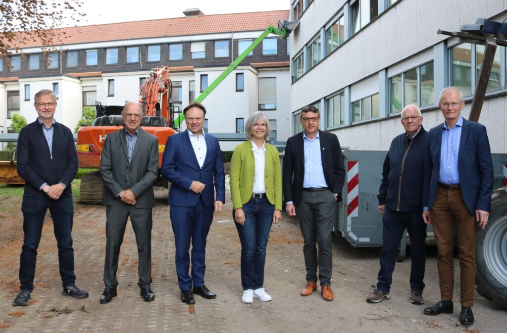 Künftig wird hier fleißig umgebaut: v. l. n. r.: Kreisbetriebsleiter Peter Sonntag, Mathias Redders, Landrat Dr. Kai Zwicker, Kreisjugendamtsleiterin Brigitte Watermeier, Stadtlohns Bürgermeister Berthold Dittmann, Helmut Könning und Kreisdirektor Dr. Ansgar Hörster.