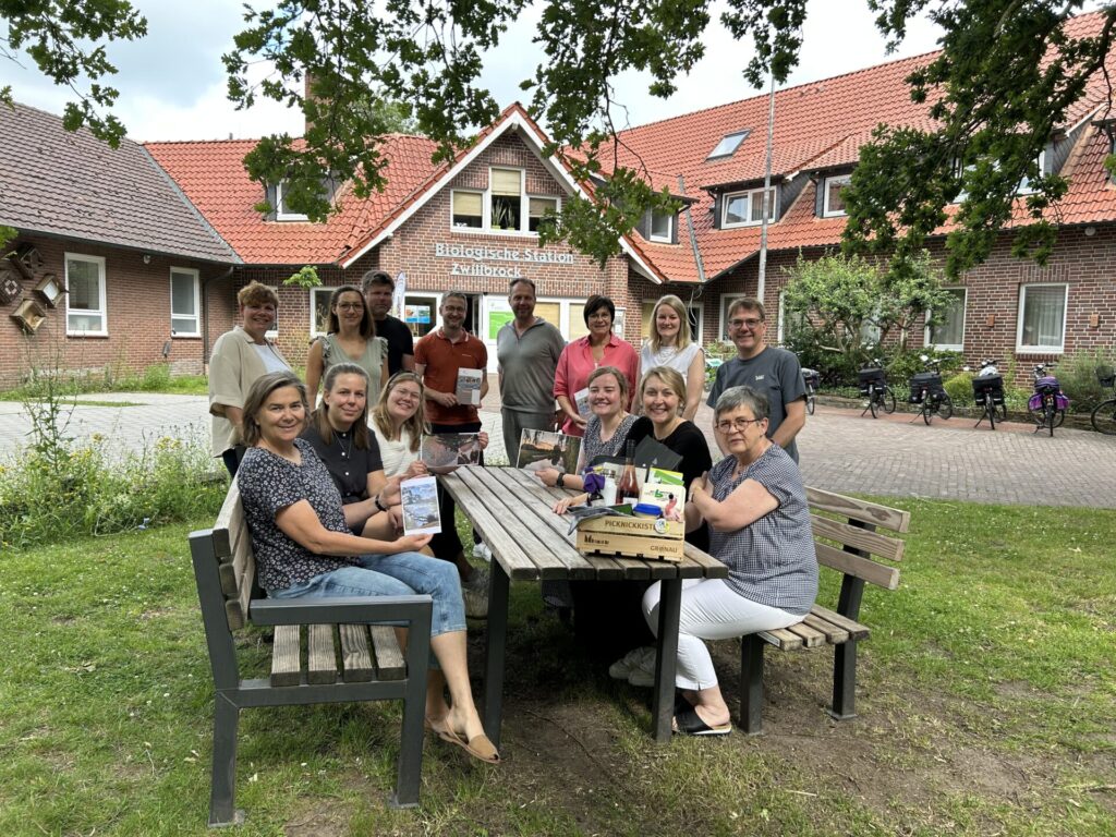 Beim Treffen an der Biologischen Station in Zwillbrock – der nördlichsten Brutstätte der Flamingos in Europa – wurden die Siegerinnen und Sieger des Fotowettbewerbs gekürt. Foto: Stadt Vreden