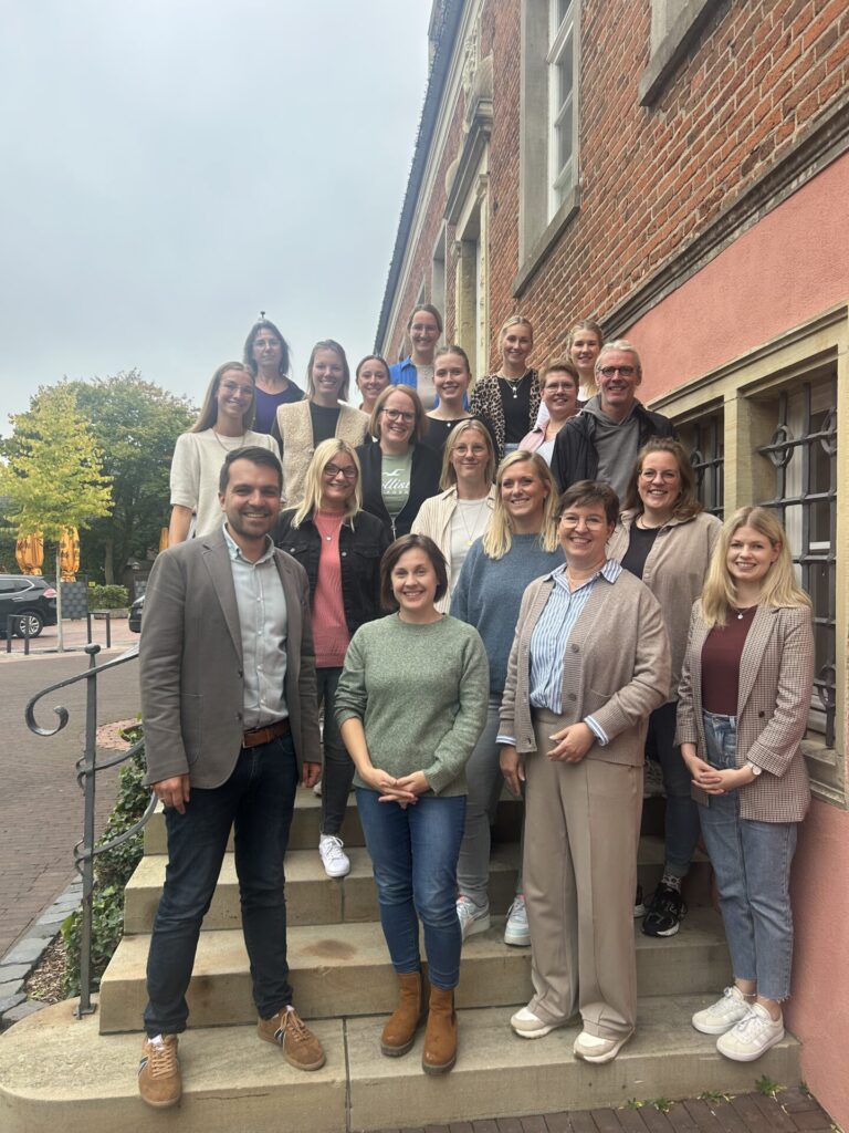 Mitarbeitende der städtischen Sozialarbeit sowie des Jugendwerks Vreden e.V. trafen sich gemeinsam mit dem ersten Beigeordneten Fadi Rajab (vorne links) und Jutta Dechering (vorne, zweite von rechts), Leiterin der Fachabteilung Schule, Sport und Kultur zu einem informativen Austausch. Foto: Stadt Vreden