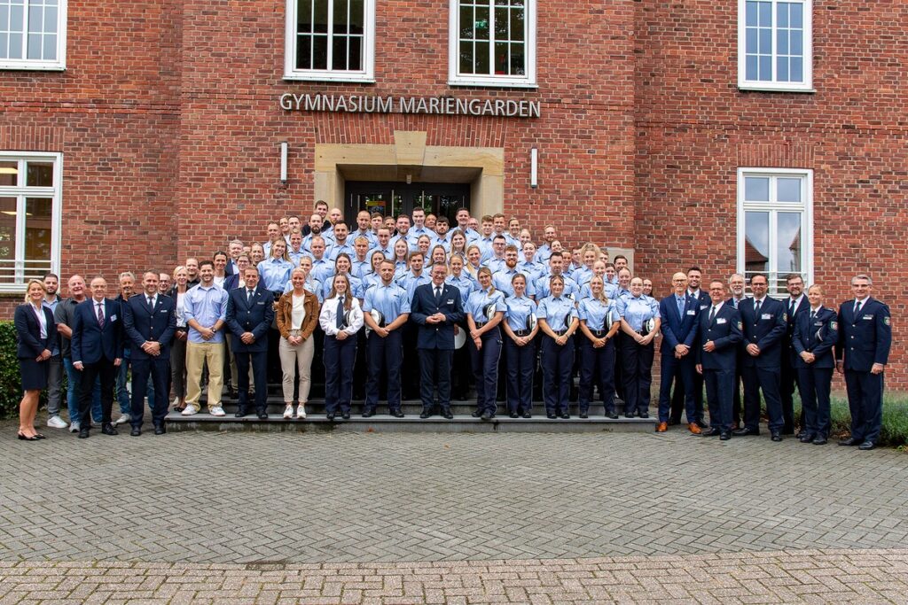 59 Polizeibeamtinnen und Polizeibeamte verstärken die Kreispolizeibehörde Borken, im Bild mit Führungskräften, Beauftragten und Vertretern des Personalrats anlässlich der Begrüßung, die am Montag im Forum Mariengarden in Borken-Burlo stattgefunden hat. Foto: Polizei Borken