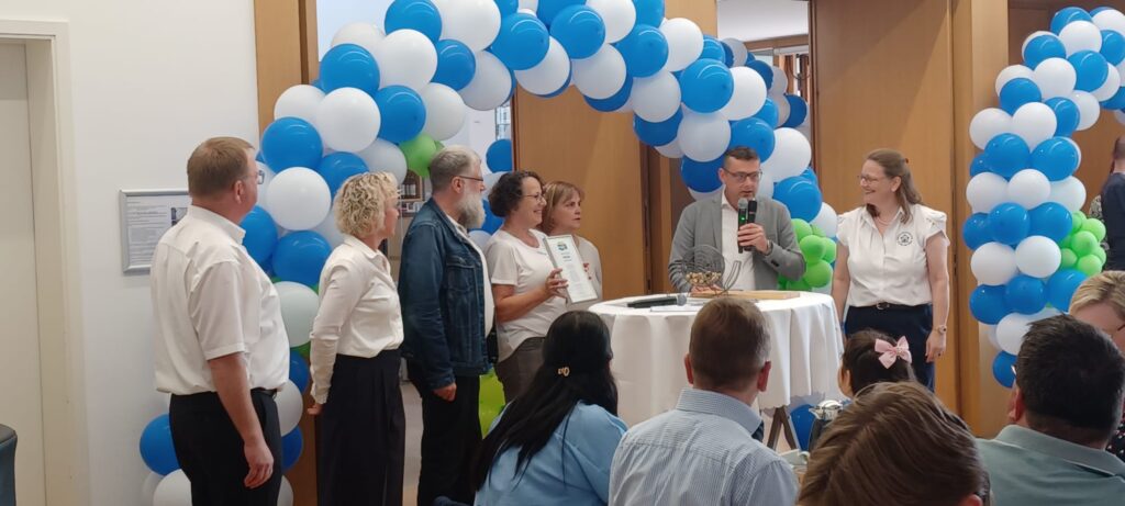 Bürgermeister Berthold Dittmann nahm die Urkunde zur Rezertifizierung als Fairtrade-Town entgegen.