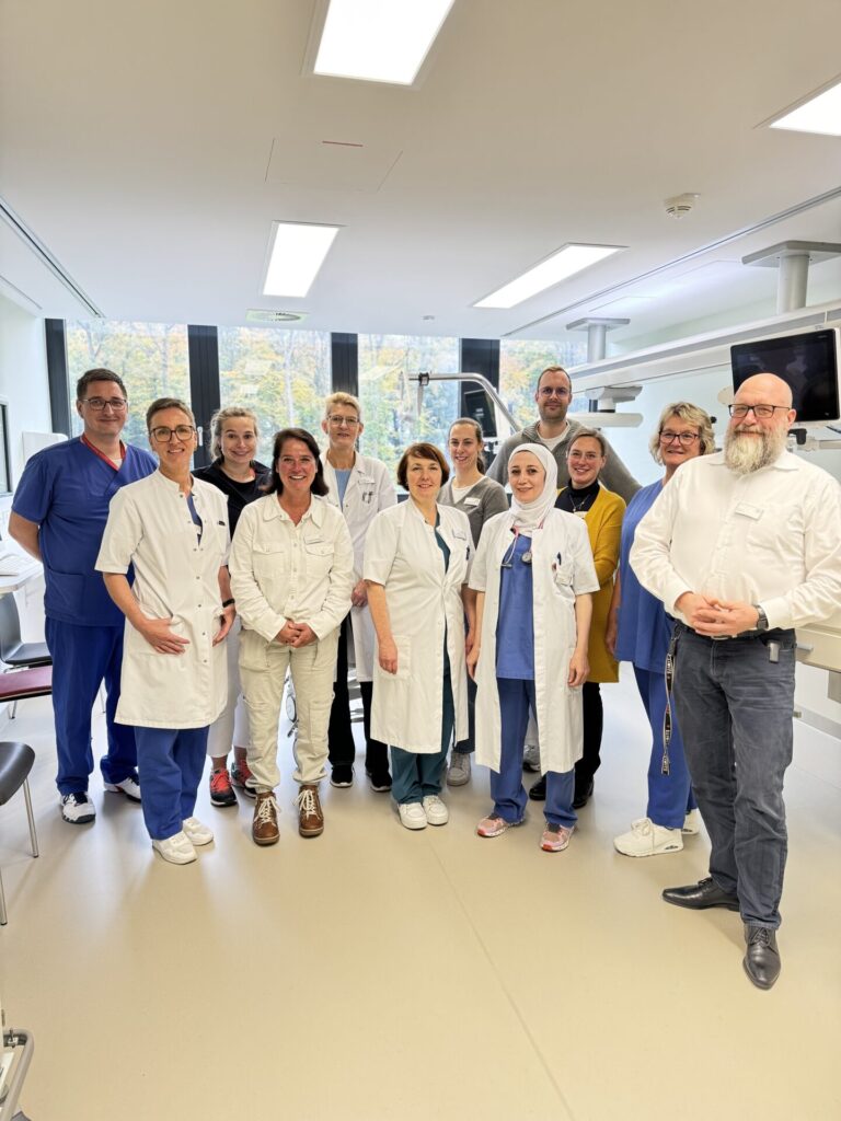 Das Projektteam sowie Ärzte und Pflegekräfte des St. Marien-Krankenhauses Ahaus freuen sich über die Eröffnung der neuen Heart Failure Unit.