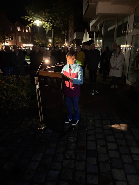 Leyla Mende, Schülerin der Felicitas-Schule, trug bei der Gedenkfeier zu den Novemberpogromen in Vreden einen Text vor und half beim Verlesen der Namen der jüdischen Opfer aus Vreden.