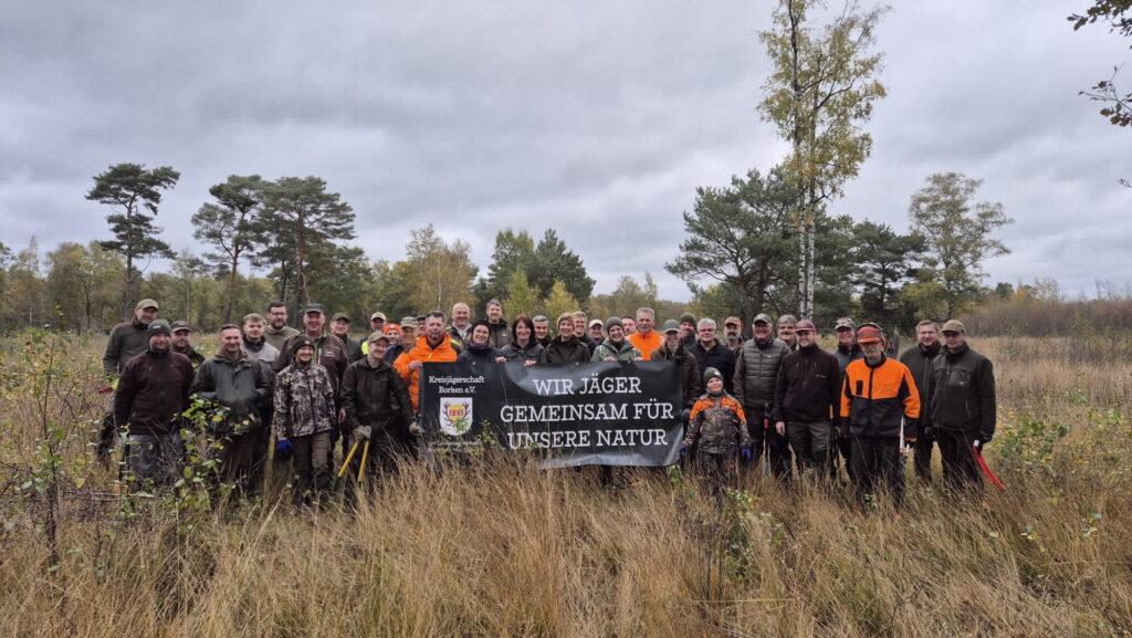 Die Freiwilligen von Kreisjägerschaft, Biologischer Station Zwillbrock und Unterer Naturschutzbehörde des Kreises Borken haben im Naturschutzgebiet gearbeitet.
