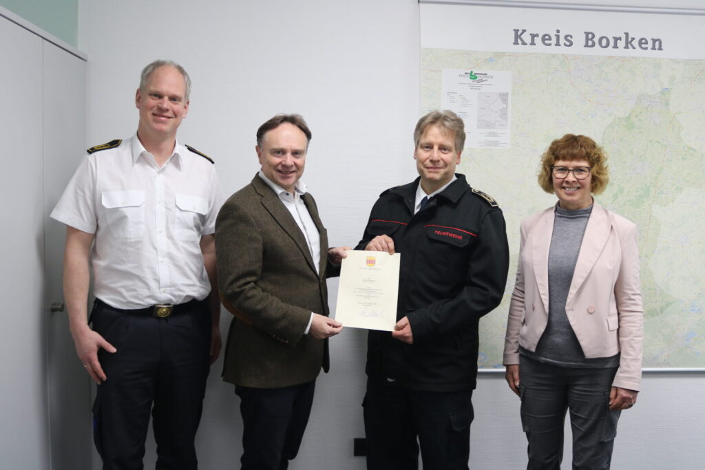 Landrat Dr. Kai Zwicker (2. von li.) überreichte Marco van Schelve (2. von re.) die Ernennungsurkunde zum stellvertretenden Kreisbrandmeister im Beisein von Kreis-Ordnungsdezernentin Dr. Elisabeth Schwenzow (re.) und Kreisbrandmeister Stefan van Bömmel (li.).