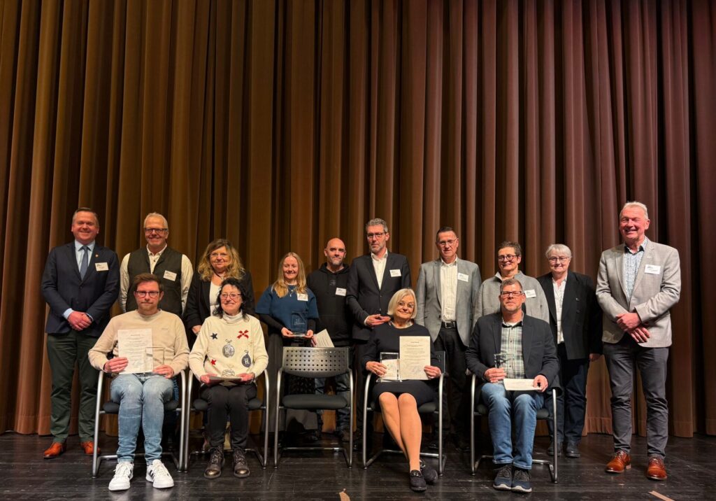 Bei der Dankeschön-Veranstaltung der Arbeitsgemeinschaft für das Betreuungswesen im Kreis Borken wurden die Preisträgerinnen und Preisträger des "Goldenen Tandems" ausgezeichnet: (1. Reihe v.li.n.r.) Sebastian Ottink, Agnes Schmeing, Mechtild Schulze zur Verth, Frank Kleinsman (es fehlt: Ibtissam Taha). Hintere Reihe (v.li.n.r.): Michael Boland (stellv. Landrat Kreis Borken), Thomas Wieling (SkF Ahaus-Vreden), Gabriele Theling (Betreuungsverein AWO Bocholt), Alina Reiberg und Marius Seidel (Betreuungsverein SkF Bocholt), Michael Brugger und Wolfgang Fuchs (Betreuungsverein Borken), Anja Jäger-Beckhelling (Betreuungsverein Gronau), Antje Leisten (Betreuungsbehörde Kreis Borken), Jürgen Fellerhoff (stellv. Bürgermeister Stadt Borken).