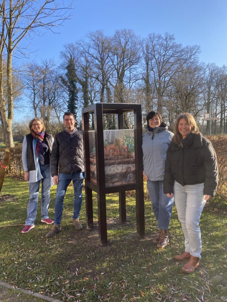 Bei der Spendenübergabe erläutern Regine Kern (links) und Karin Otto (3. von links) von der Biologischen Station Zwillbrock und Bettina Hüning (rechts) von der Stiftung Natur und Landschaft Westmünsterland den Aufbau und das pädagogische Konzept der Schaukästen zu den Themen Wald, Boden und Wasser. Nils Waning (2. von links), Umwelt-Beauftragter des LIONS-Club Hamaland, der die Spende von 1.000 € überbrachte, zeigte sich beeindruckt.