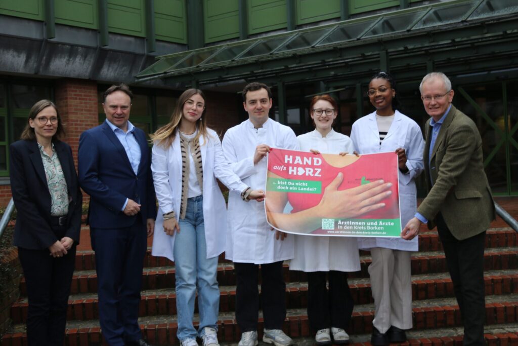 Begrüßung zum Praxismonat der Allgemeinmedizin im Kreis Borken (auf dem Foto v.l.): Dr. med. Katrin Waurick (Leiterin des ärztlichen Fachbereiches Gesundheit), Landrat Dr. Kai Zwicker, die Medizinstudierenden Janna Nelke, Jonas Fahrensohn, Emma Grotenburg und Mary Aluko, Kreisdirektor Dr. Ansgar Hörster, es fehlt: Christina Stanislav.