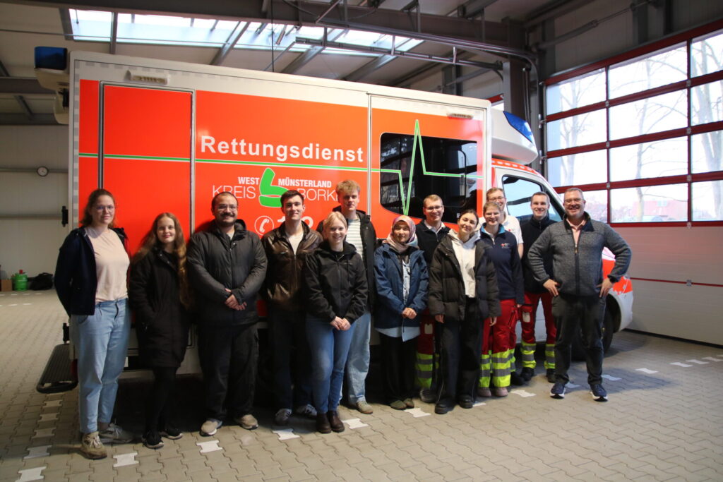 Acht Medizinstudierende informierten sich an der Rettungswache in Gescher. Hanjo Groetschel, Ärztlicher Leiter Rettungsdienst des Kreises Borken (erster von rechts), sowie Mitarbeiterinnen und Mitarbeiter gaben Einblicke in die Arbeit des Rettungsdienstes.