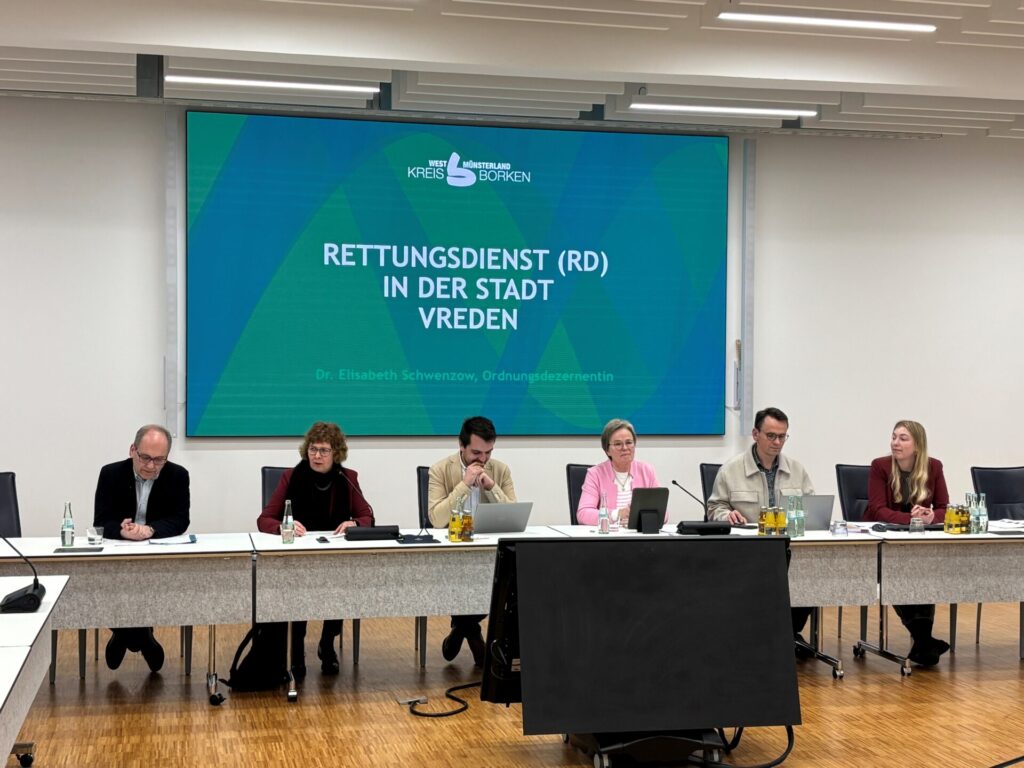 Dr. Elisabeth Schwenzow (2.v.l.), Ordnungsdezernentin im Kreis Borken, berichtete zum aktuellen Sachstand im Rettungsdienst. Foto: Stadt Vreden