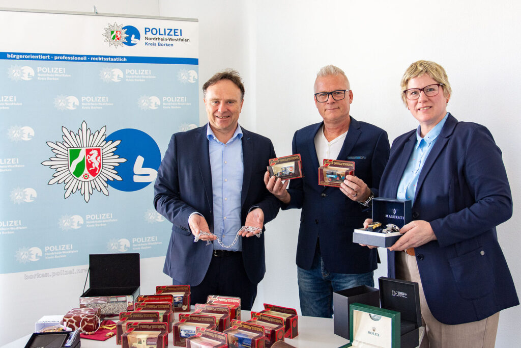 Landrat Dr. Kai Zwicker (l.), Christoph Wegener von der Kriminalprävention-Opferschutz und Kriminaldirektorin Corinna Dimmers-Janning, Leiterin der Direktion Kriminalität. stellten die Kriminalitätsstatistik für den Kreis Borken vor.