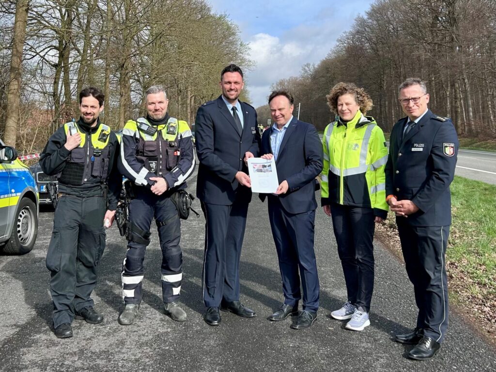 v.l.n.r.: Polizeihauptkommissar Andre Martin Lopez, Leiter der Gruppe Hauptunfallursachen beim Verkehrsdienst, Polizeihauptkommissar Bodo Siebert, Kradfahrer in der Zweiradgruppe des Verkehrsdienstes, Polizeirat Dominik Rezler, Leiter der Direktion Verkehr, Landrat Dr. Kai Zwicker, Julia Nöthling, Verkehrsunfallprävention/Opferschutz, Leitender Polizeidirektion Paul Albers, Abteilungsleiter Polizei