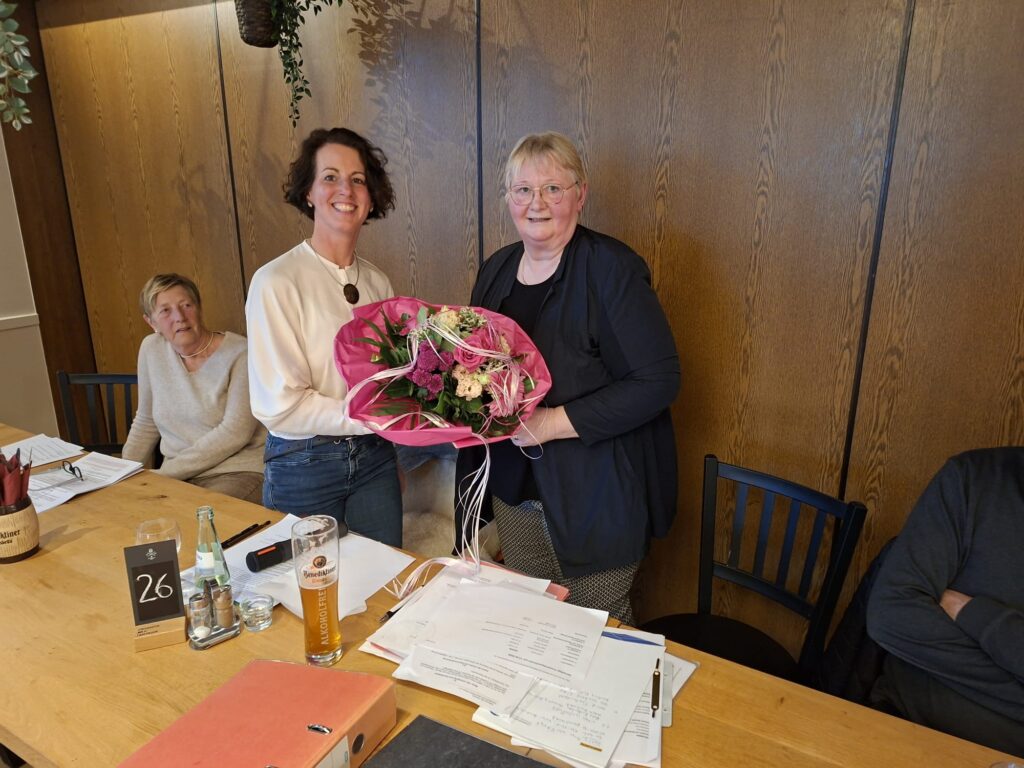 Geschäftsführerin Ingrid Volmer (r.) bedankte sich bei der scheidenden Vorsitzenden Lydia Puszcz.
