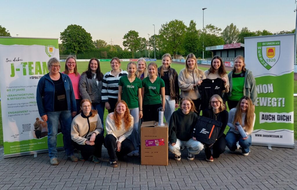 Annette Hülemeyer (l.) von der Sportjugend im KSB Borken überreichte beim J-Team-Treffen in Wessum das Starterpaket der Sportjugend NRW.