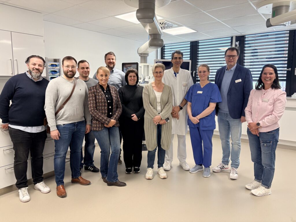 Vertreterinnen und Vertreter der Uniklinik Salzburg informierten sich gemeinsam mit den Projektverantwortlichen, medizinischen Fachkräft en und Partnern über das innovati ve Konzept der modernen Endoskopie im St. Marien-Krankenhaus Ahaus