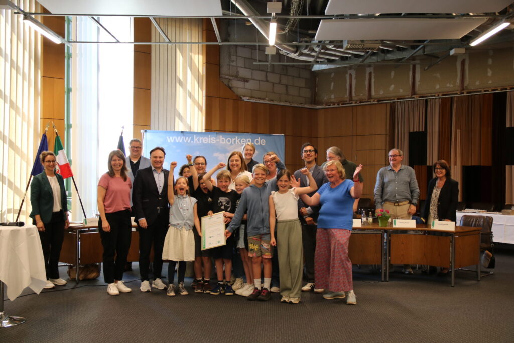 Die Von Galen-Schule in Gescher hat den 1. Platz beim "Klimaschutzpreis 2026" des Kreises Borken bei den Grundschulen belegt. Gemeinsam mit Landrat Dr. Kai Zwicker gratulierten die Jury-Mitglieder und Laudatoren.