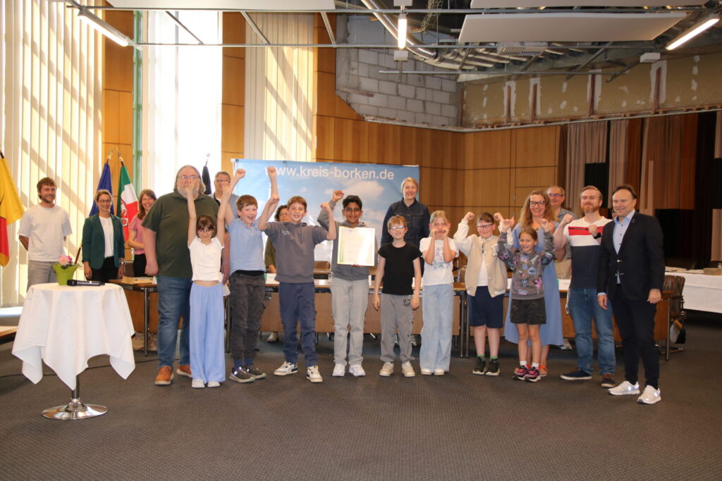 Die Losbergschule in Stadtlohn hat den 1. Platz beim "Klimaschutzpreis 2026" des Kreises Borken bei den weiterführenden Schulen belegt. Gemeinsam mit Landrat Dr. Kai Zwicker gratulierten die Jury-Mitglieder und Laudatoren.