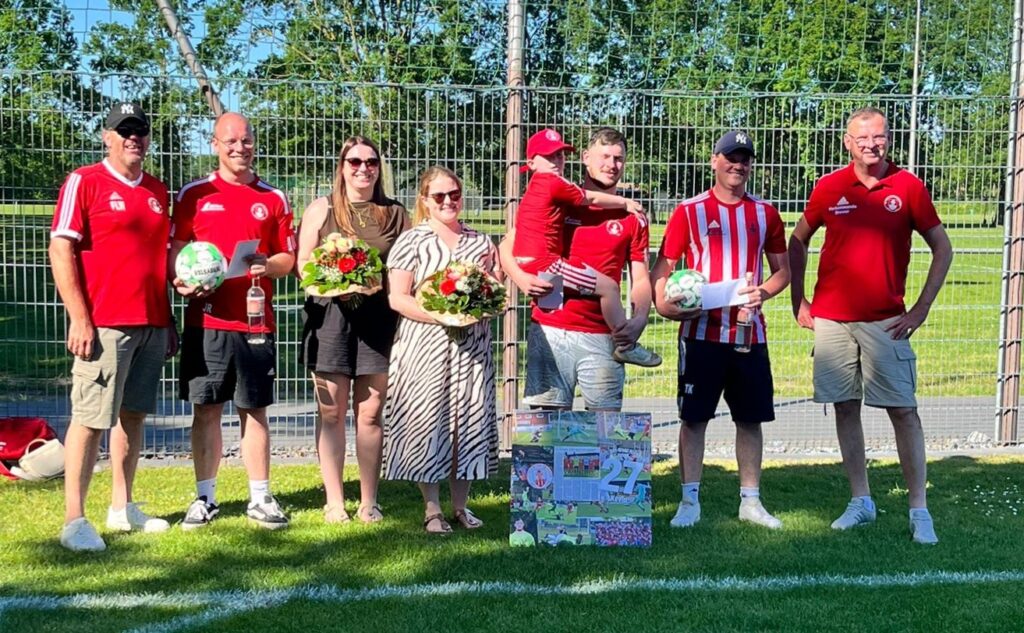 Einige Spieler, Spielerinnen und Trainer werden bei Rot-Weiß Nienborg in Zukunft kürzer treten.