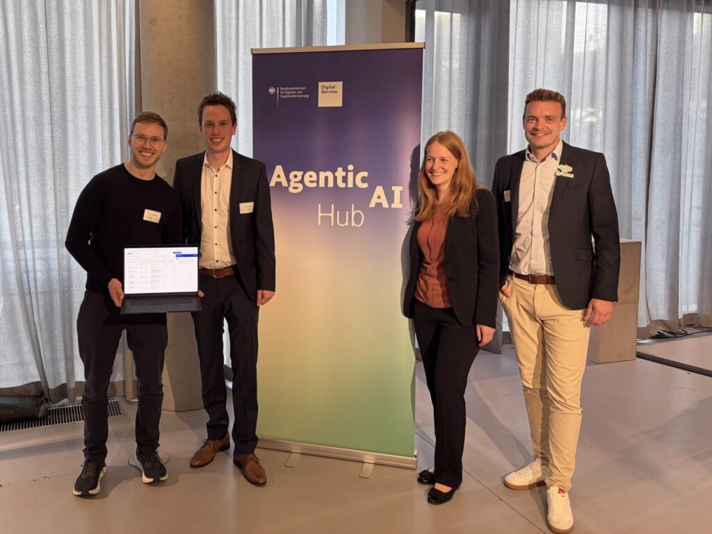 Pilotprojekt erfolgreich abgeschlossen: Bei der Abschlussveranstaltung in Berlin tauschten sich (v.li.) Dr. Jasper Schwenzow (deepset), Andre Funke (Kreis Borken), Dr. Anna Gründler (deepset) und Simon Beckmann (Kreis Borken) mit den weiteren Beteiligten aus.