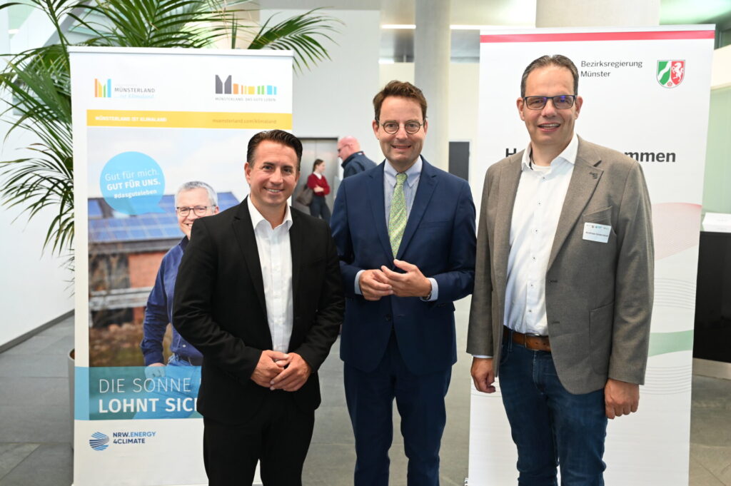 ie sehen die Energiewende vor Ort auch als Chance für kommunale Haushalte (v.l.): Christian Mildenberger, Geschäftsführer der Landesgesellschaft NRW.Energy4Climate, Regierungspräsident Andreas Bothe und der Vorstand des Münsterland e.V., Andreas Grotendorst. Foto: Bezirksregierung Münster