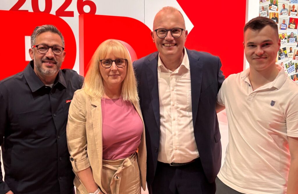 Sami Bouhari (l.), Nina Andrieshen und Tizian Schulte (r.) stellten sich zum Foto mit SPD-Spitzenkandidat Jochen Ott.