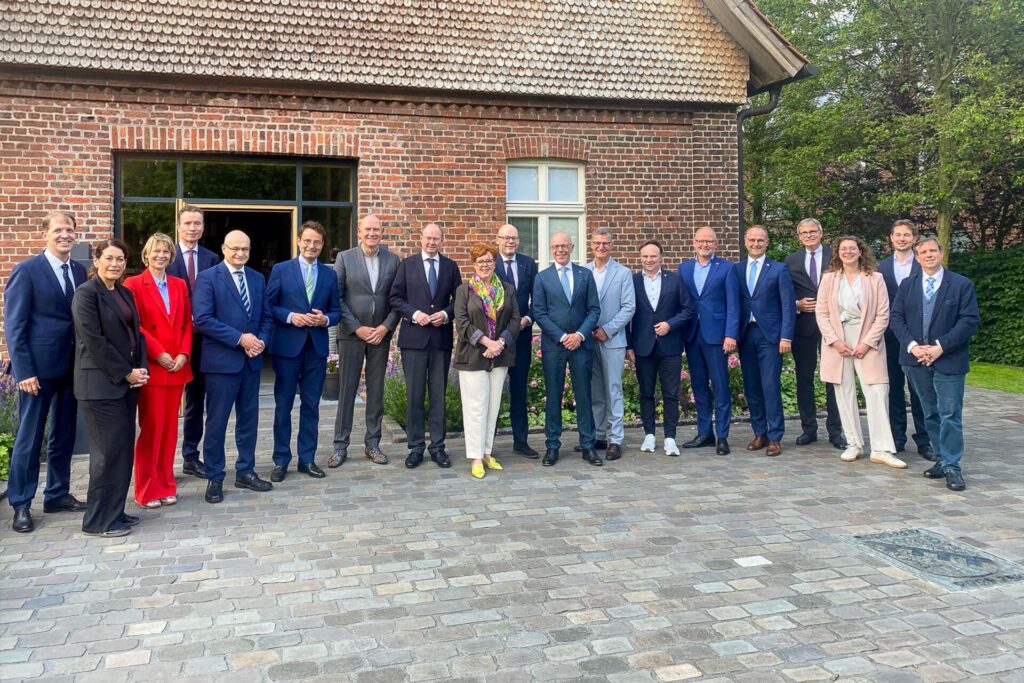 Teilnehmerinnen und Teilnehmer der deutsch-niederländischen Landrätekonferenz in Senden, darunter auch Dr. Kai Zwicker (7.v.r.), Landrat des Krieses Borken. Foto: Kreis Coesfeld
