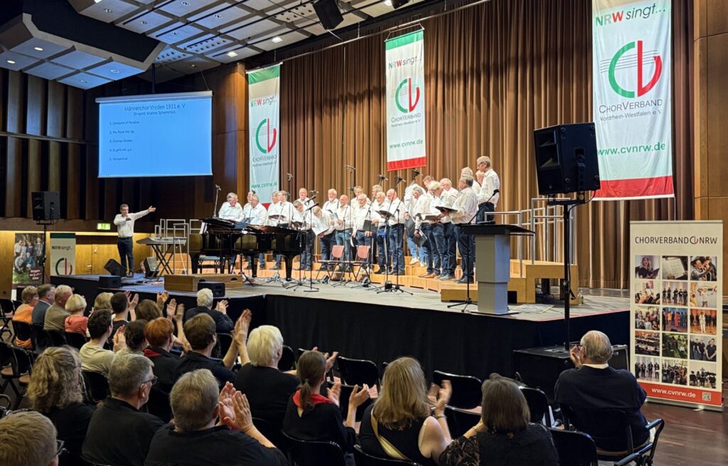 Der Männerchor Vreden sorgte für Gänsehaut mit „Conquest of Paradise“ und „Raise me up“ unter der Stabführung von Matteo Schemmick.