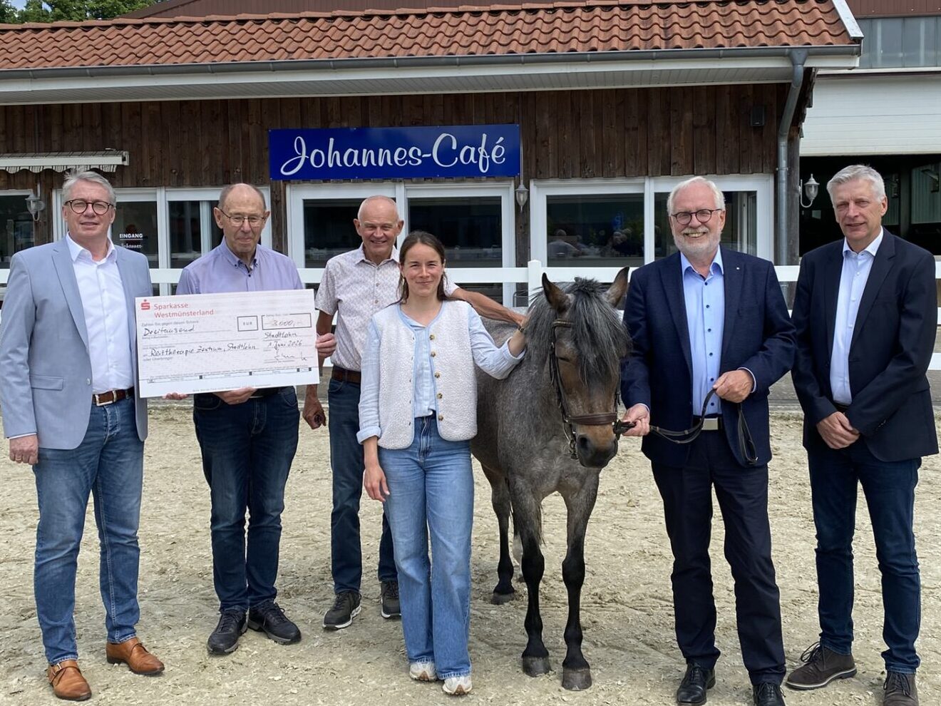Werner Ruppert (links), Präsident des Lions Club Hamaland überreichte die Spende von 3.000 € an Alfred Kramer (2. von links), den ersten Vorsitzenden des Reittherapiezentrums Stadtlohn. Ludger Wilmer (3. von links) und Sophie Wegener (4. von links) hatten zuvor das Reittherapiezentrum vorgestellt. Rolf F. Schneider (2. von rechts) hatte bei dieser Spende „die Zügel in der Hand“. Dr. Leo Schoofs (rechts), der Vorsitzende des Lions-Fördervereins, war ebenfalls mit vor Ort.