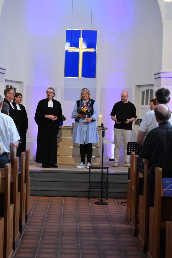 Christina Golldack (Mitte) wurde von Axel Gehrmann (l.) als Popkantorin des Kirchenkreises eingeführt.