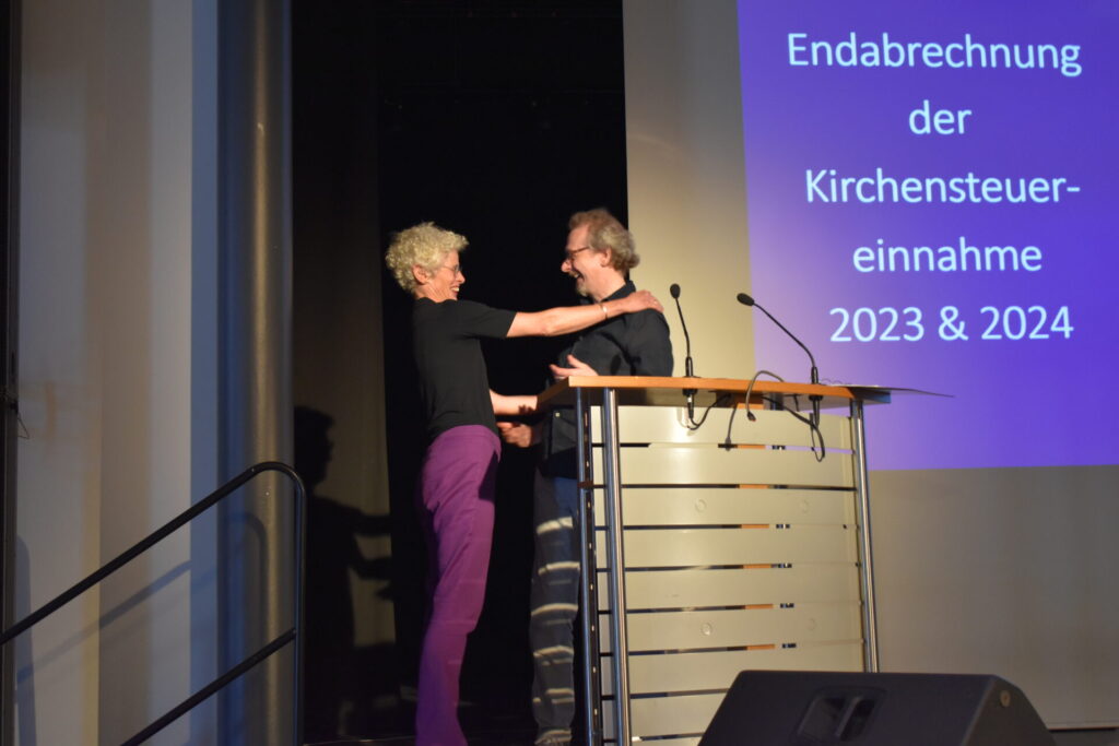 Axel Gehrmann (r.) beglückwünscht die neue Superintendentin Imke Philipps (l.).