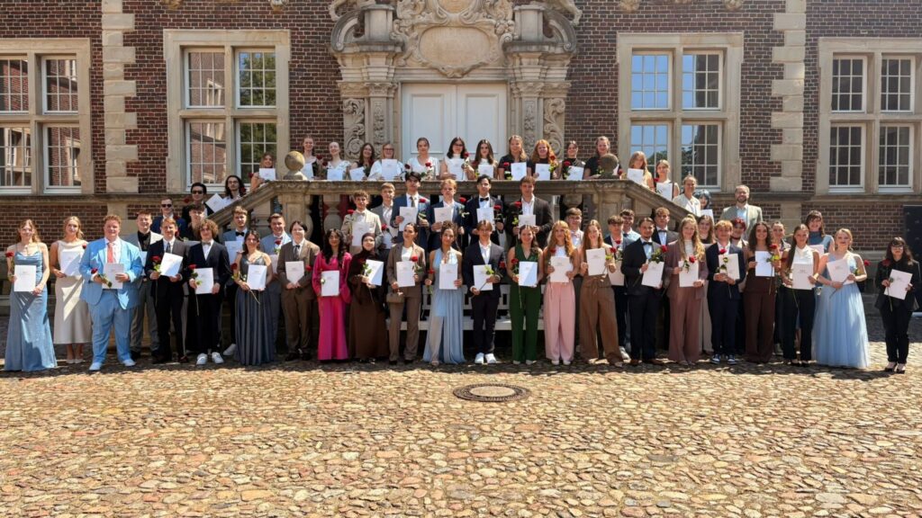 Die Irena-Sendler-Gesamtschule verabschiedete 58 Abiturientinnen und Abiturienten – vier davon mit Bestnote.