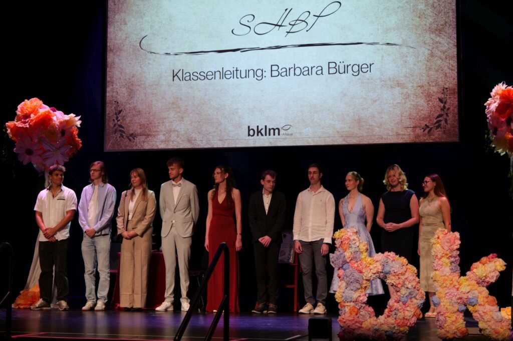 Das Berufskolleg Lise Meitner verabschiedete 245 erfolgreiche Absolventinnen und Absolventen im Rahmen einer besonderen Abschlussfeier.