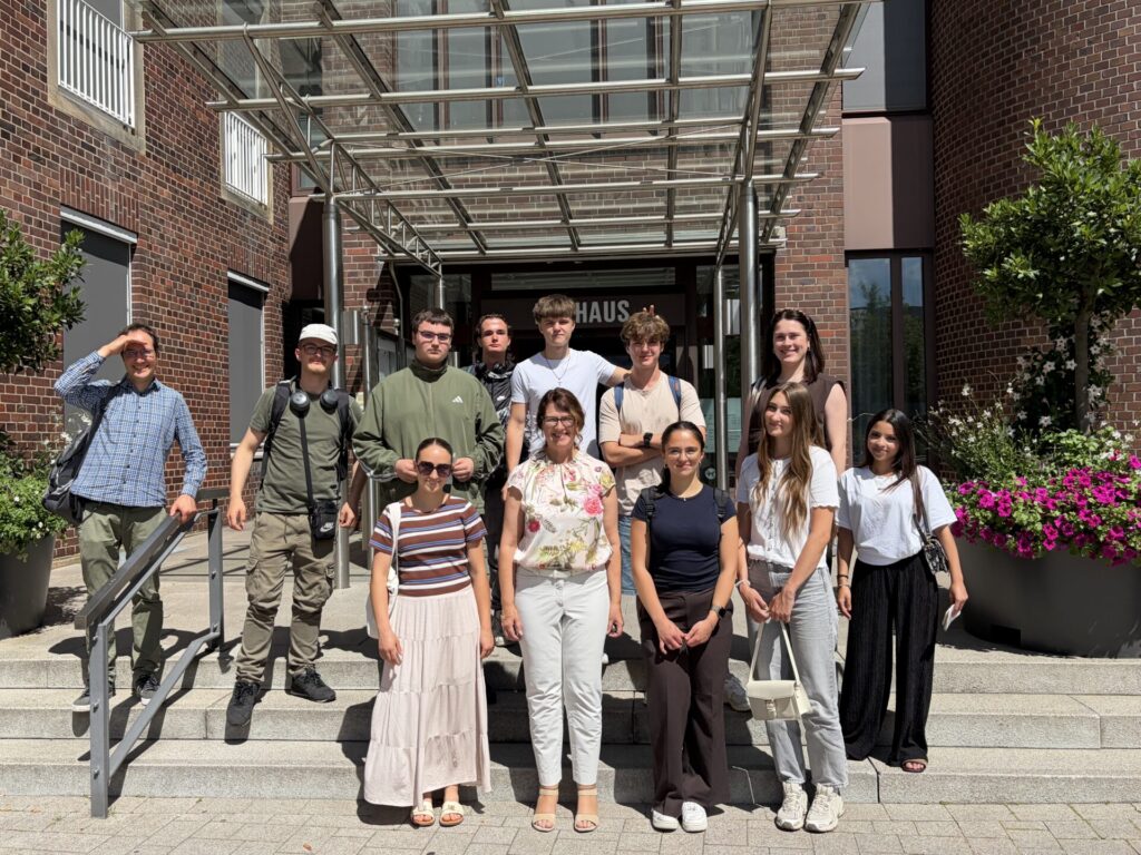 14 Schülerinnen und Schüler der einjährigen Berufsfachschule des Berufskollegs Wirtschaft und Verwaltung besuchten die Verwaltungschefin gemeinsam mit ihren Lehrkräften Frau Möller und Herrn Rath für ein intensives Expertengespräch.
