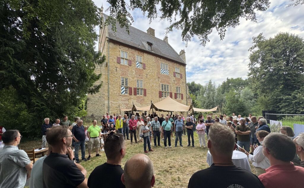 Mehr als 100 Besucher aus Nienborg und den benachbarten Orten waren gekommen, um Informationen über das Projekt „Reaktivierung des Burggartens am Hohen Haus“ zu erhalten.