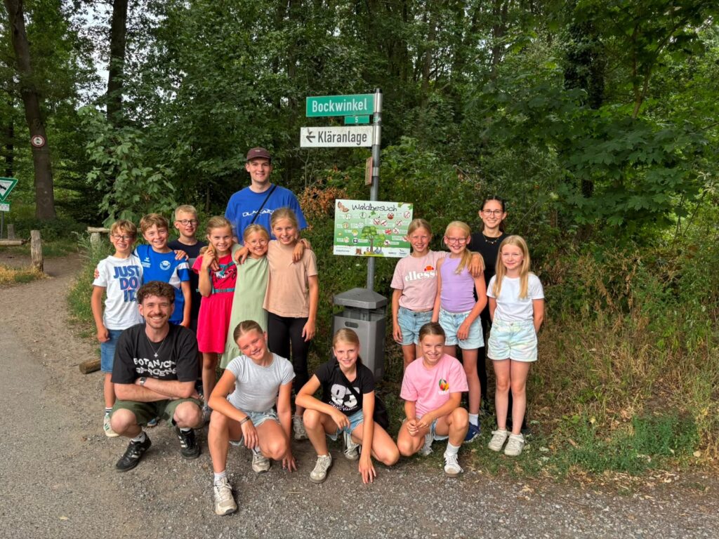 Mit der Enthüllung des neuen Waldschildes endete die GreenWeek des Jugendwerks Stadtlohn.