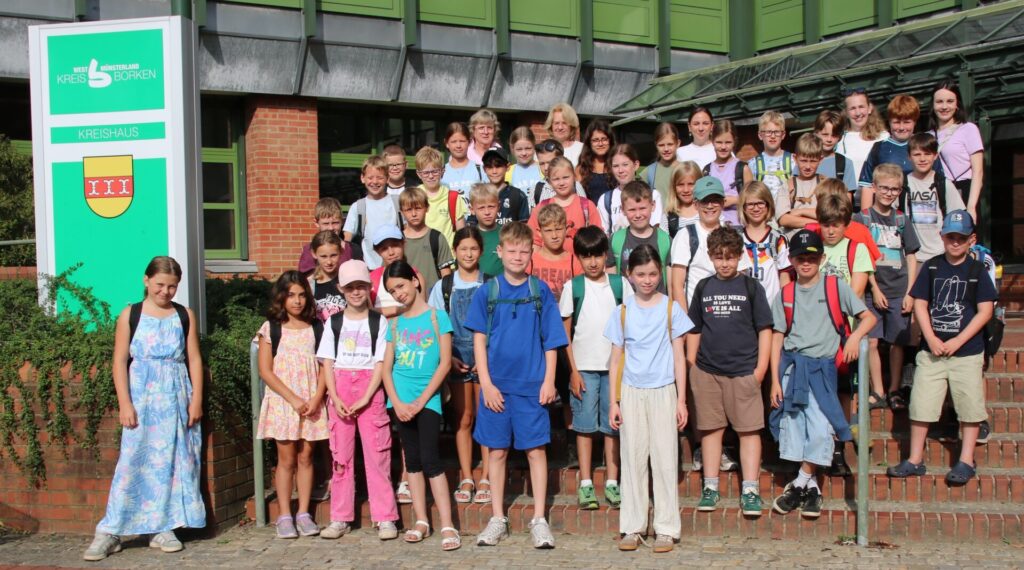 Die Schülerinnen und Schüler der 4. Klassen der Hordtschule aus Stadtlohn haben das Borkener Kreishaus erkundet.