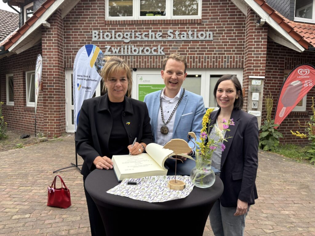 Am Rande ihres Besuchs in Vreden trug sich Ministerin Mona Neubaur in das Goldene Buch der Stadt Vreden ein. Foto: Stadt Vreden