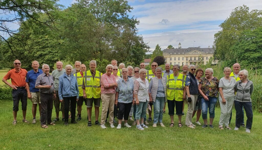 Die Montagsfahrer Gescher waren auf Ganztagestour und stellten sich vor schloss Varlar zum Gruppenfoto.