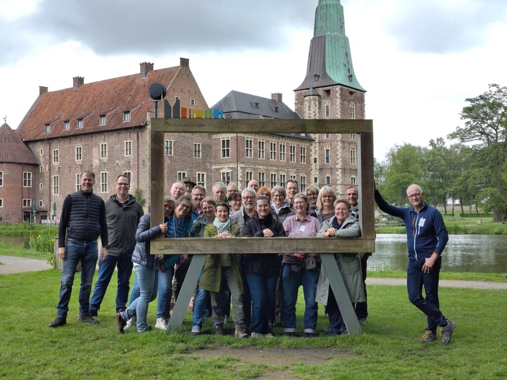 Mit der erfolgreichen Abschlussprüfung haben die Teilnehmenden der ersten Ausbildung zu „Zertifizierten Natur- und Landschaftsführerinnen und Natur- und Landschaftsführern (ZNL) für das Westmünsterland“ ihre Qualifizierung erfolgreich abgeschlossen.