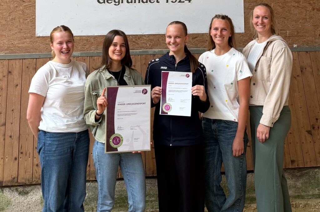Auszeichnung des Reitvereins Ahaus mit dem Qualitätssiegel für Kinder- und Jugendsport: (v.l.) Paula Schwietering, Lea Gerleve, Enja Herickhoff, Lisann Landsknecht, Fabienne Hollekamp.