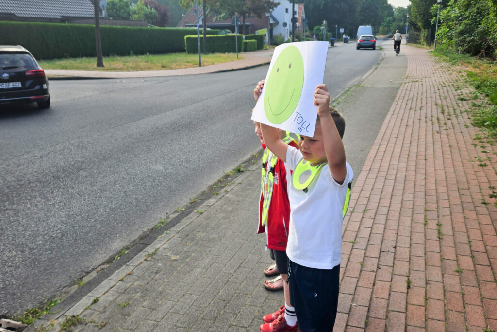 Kinder der Ahauser Kita Villa Kunterbunt machten Tempo-Ansagen auf dem Schulweg.