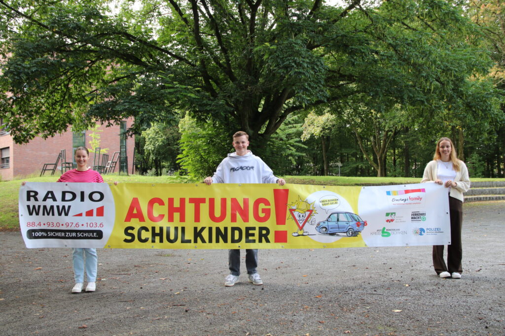"Achtung Schulkinder!" Mit großformatigen Bannern wird kreisweit auf den Schulstart und die Verkehrssicherheitsinitiative "Kreis Borken sieht gelb!" aufmerksam gemacht.