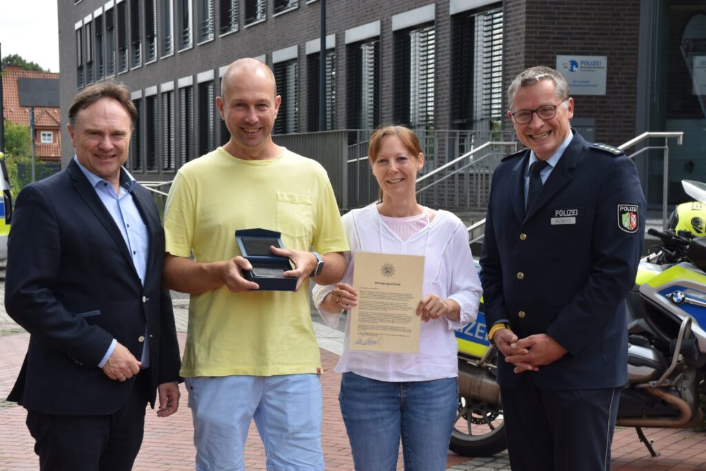 Bei der Belobigung (v.l.): Landrat Dr. Kai Zwicker, Frank und Diana Rathmann, Abteilungsleiter Polizei Paul Albers. Foto: Polizei Borken